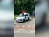 Duitse man gaat door het lint en trapt auto in elkaar