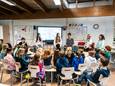 Directeur Christine van Mullem (rechts) en naast haar Annemieke Keersmaekers in groep zes van De Borgwal, waar juf Lianne Duiven bezoek kreeg van de Giel Derksen (links) en Pien Peters (derde van links) in het kader van Betuwe on Stage.