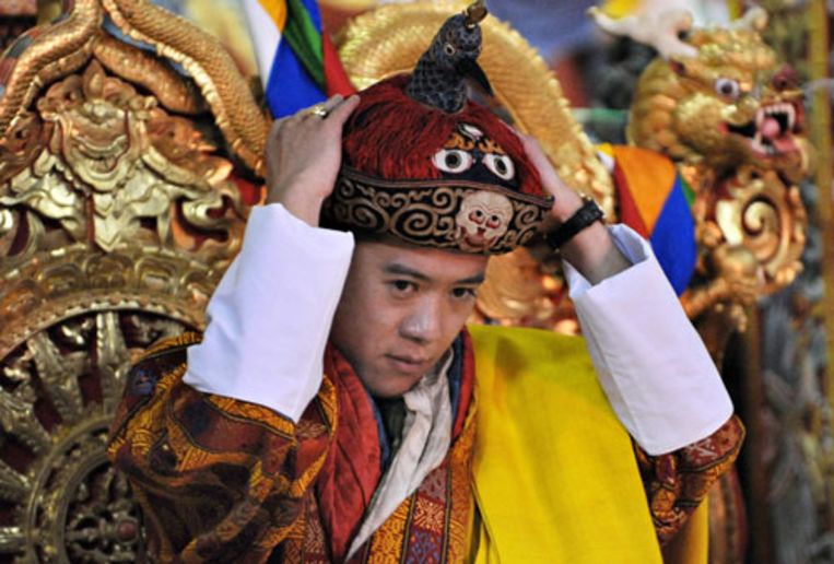 De 28-jarige Jigme Khesar Namgyel Wangchuck is donderdag tot koning van Bhutan gekroond. Hij heeft de Ravenkroon uit handen gekregen van zijn voorganger en vader. (AFP) Beeld 