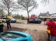Beerzenaren blokkeren woensdagochtend de Kromvensedijk voor bouwverkeer. De gemeente wil de weg richting de woning van Jan de Rooy verharden.