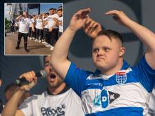 PEC-fan Luuk (19) steelt de show bij huldiging en gaat voor contract: ‘Met een salaris van 1 miljoen’