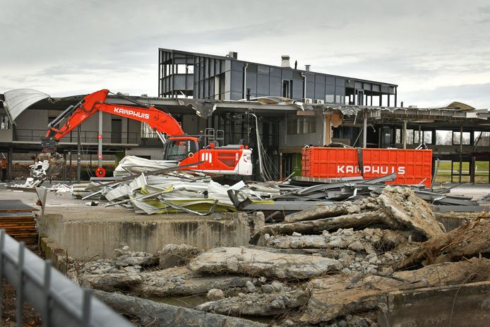 De medewerkers van Kamphuis Sloopwerken bezig met de sloop van het voormalige bedrijfspand van Cannondale op het bedrijventerrein Hanzepoort aan de A1 in Oldenzaal.