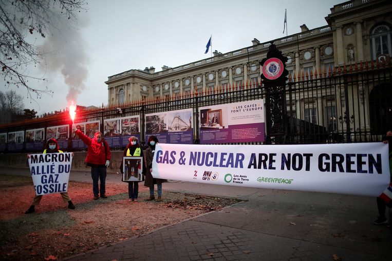In Frankrijk wordt gedemonstreerd tegen het plan om aardgas en kernenergie als 'groen’ te bestempelen.  Beeld REUTERS