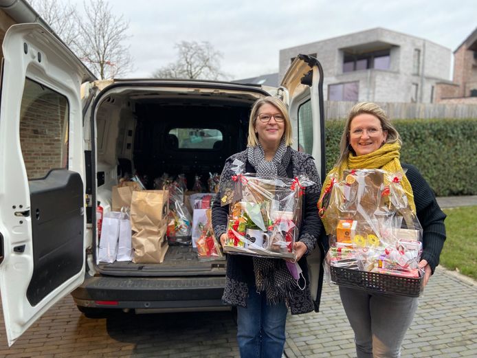 Els (links) en Marijke (rechts) gingen zondag onder de naam van hun initiatief 'graag gedaan' maar liefst 62 kerstpakketten bestaande uit een geschenkmand en warme maaltijd rondbrengen bij 120 kwetsbare of eenzame Zoerselaars