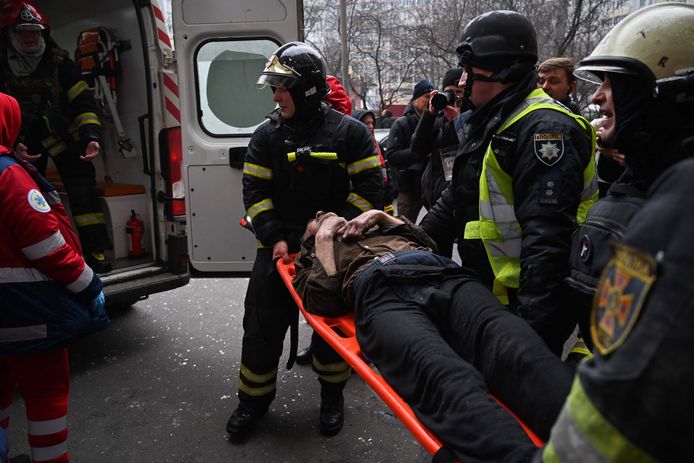 Een gewonde in Kiev wordt weggevoerd.