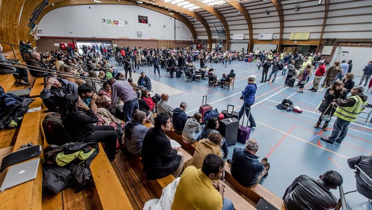 Reizigers worden opgevangen op in de sporthal van Zaventem Beeld anp
