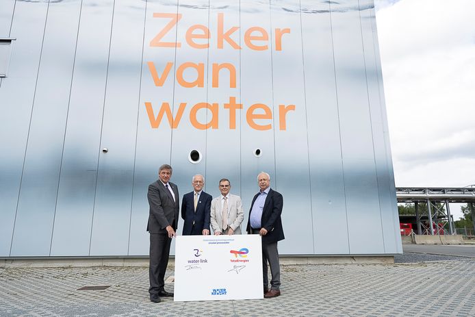 Vanaf 2025 moet bij TotalEnergies jaarlijks 9 miljard liter koelwater afkomstig zijn van de recyclage van huishoudelijk rioolwater. Op de site van Induss in de Antwerpse haven ondertekenden Vlaams minister-president Jan Jambon (N-VA), Jacques Beuckelaers (algemeen directeur TotalEnergies), voorzitter van Water-link André Gantman (N-VA) en algemeen directeur van Water-link Franky Cosaert dat engagement.