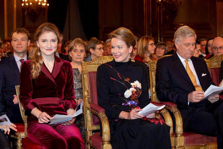 Prinses Elisabeth in een fluwelen jumpsuit, tijdens de kerstviering in 2019. 