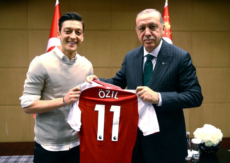 Mesut Özil kreeg fikse kritiek te verduren in Duitsland voor zijn ontmoeting met de Turkse president Recep Tayipp Erdogan. Beeld AP