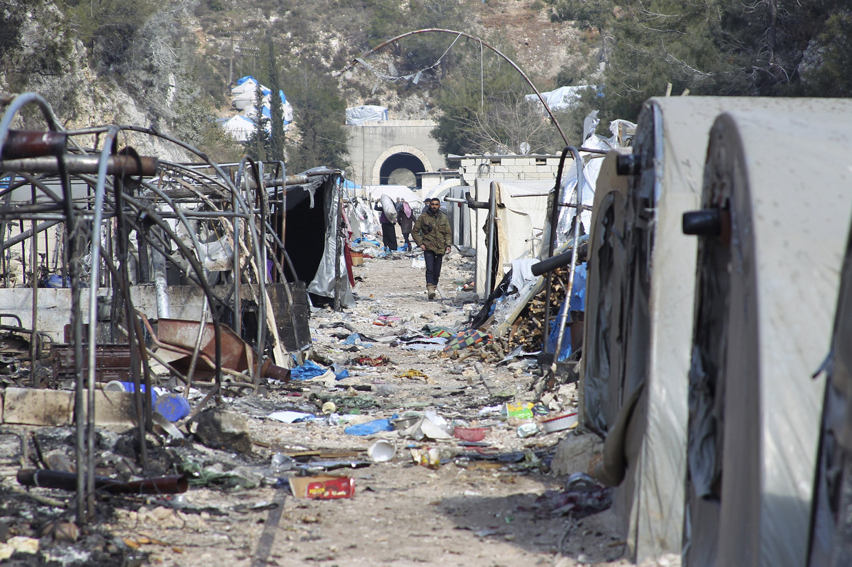 Een vluchtelingenkamp in Latakia is verwoest na een aanval van de troepen van Assad. Beeld reuters