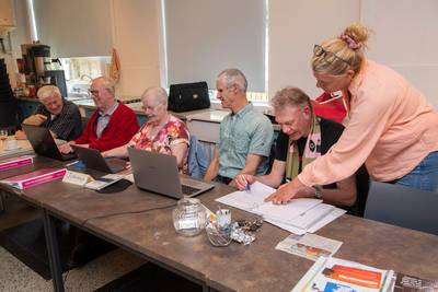 Hoe je een foto doorstuurt of een goed mailtje schrijft leer je bij computer- en taalles: ‘Je ziet h