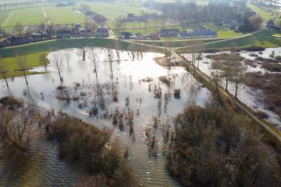 Hoogwater in de Maas: rivier treedt honderden meters buiten oevers bij Maren-Kessel
