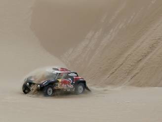 Leider Nasser Al-Attiyah wint voorlaatste Dakar-etappe, Stéphane Peterhansel moet met finish in zicht opgeven