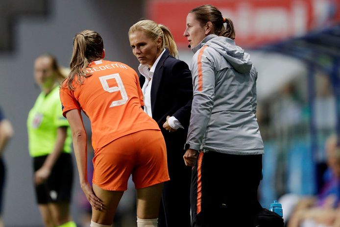 Vivianne Miedema grijpt naar haar linkerhamstring.