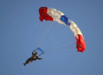 Un parachutiste survit à une chute spectaculaire de 4 km d'altitude: “Il est passé à travers le toit d'une maison”
