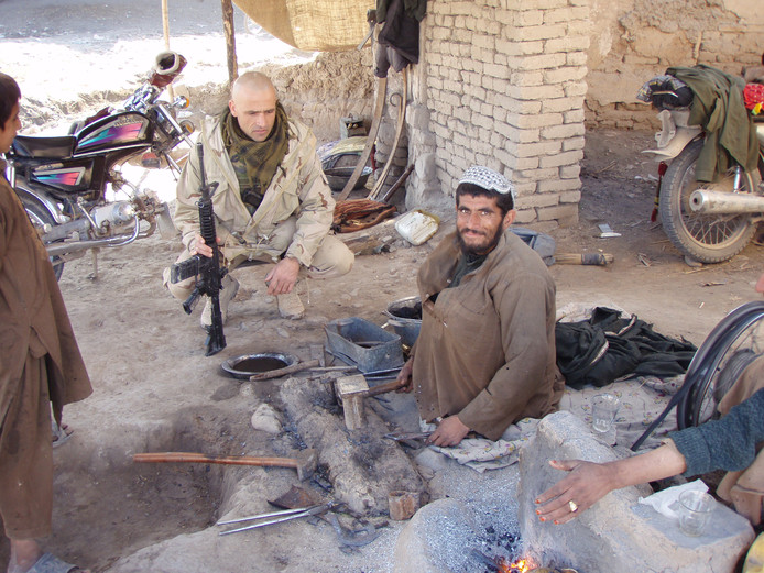 Nikko Norte trok er in Afghanistan vaak in zijn eentje op uit om in gesprek te gaan met de lokale bevolking, zoals hier met een smid.