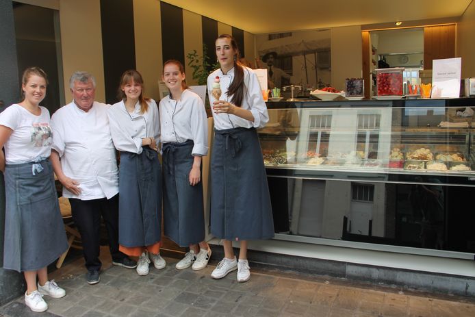 Rudy Pattyn en zijn verkoopsteam met Céleste Deforce, Suzanne Deneweth, Justine Baele en Charlotte Vermeersch. Onze lezers verkozen La Boule de Glace tot beste ijssalon van de Mandelstreek.