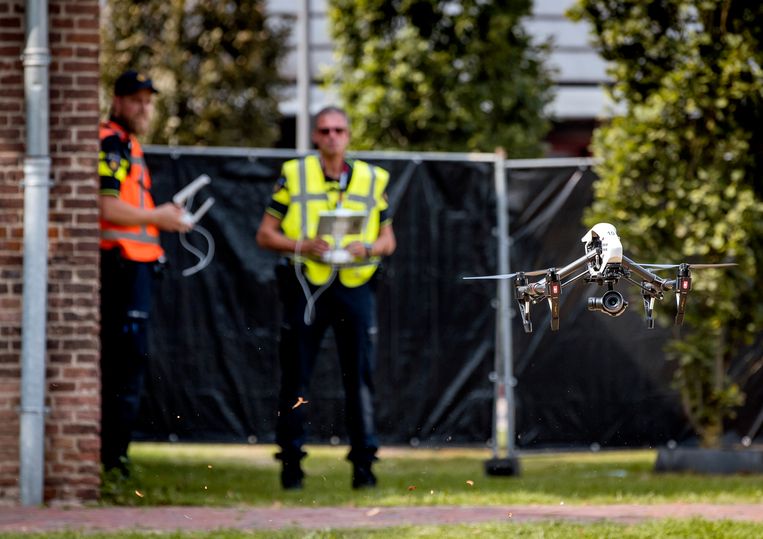 De politie zet vaker drones in, zoals bij onderzoek naar misdrijven. Hier nadat een auto was ingereden op het gemeentehuis van Lingewaard. Beeld ANP
