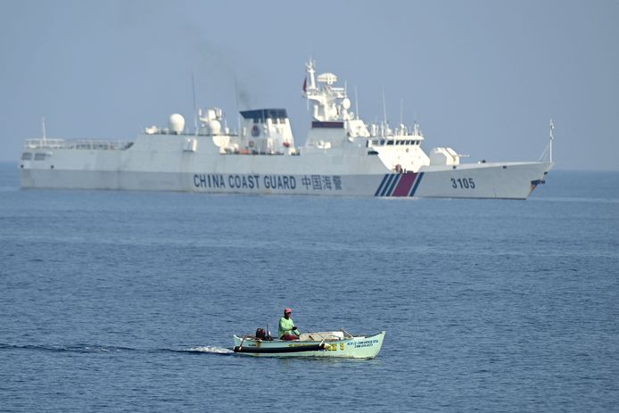 Een schip van de Chinese kustwacht bij een Filipijnse visser.