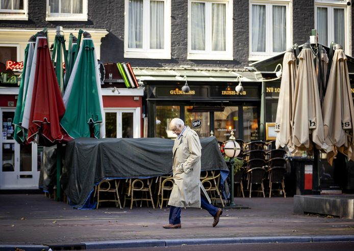 Een gesloten horecazaak in Amsterdam, ter illustratie. Ook in Nederland moet de horeca voorlopig dichtblijven.