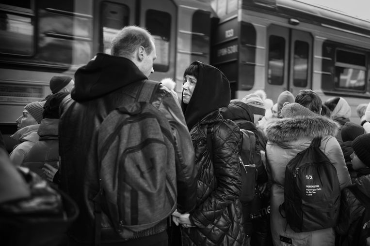 Een stel op het perron van Charkiv  om afscheid te nemen, toen de trein zachtjes binnenrolde brak de vrouw in tranen uit. Zij gaat weg, hij blijft. Beeld Eddy van Wessel 