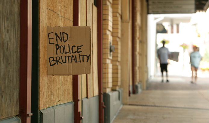 De boodschap 'stop politiegeweld' op een dichtgetimmerde winkel in de VS.