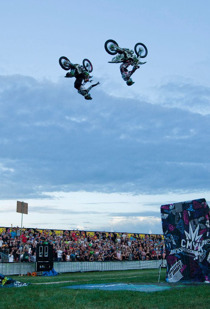 Voorwaartse salto met crossmotor maakt debuut op Zwarte Cross Zwarte Cross 2018 destentor.nl