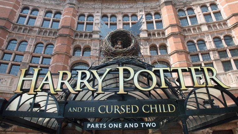 Het eerste deel van het gelijknamige toneelstuk gaat zaterdagavond in première in Londen. Het boek ligt vanaf zondag in de rekken. Beeld Photo News
