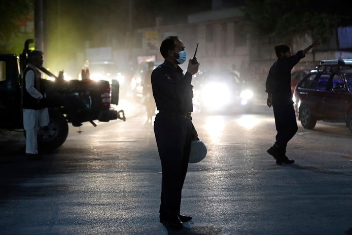 Afghaanse soldaten bij de plek van de krachtige explosie in Kaboel dinsdagavond.