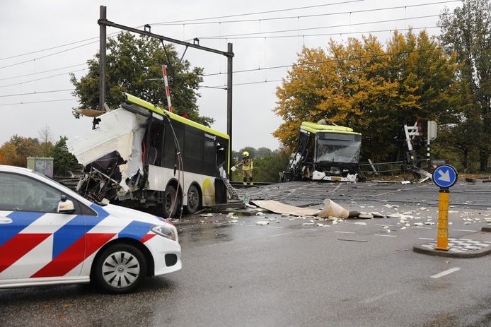 Trein ramt bus doormidden op spoorwegovergang in Bergen op Zoom.