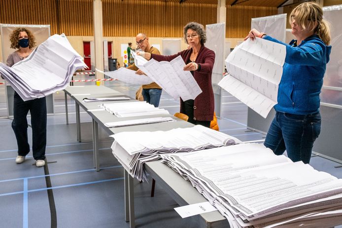 De stembrieven in Nederland vallen dit jaar extra groot uit.