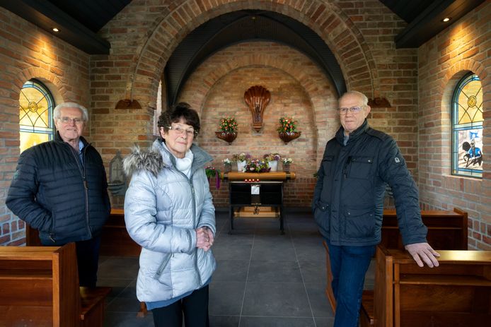 De verbouwde Mariakapel in Elshout. Links Jos Geelen, Diny Schoenmakers en Piet Jonkers