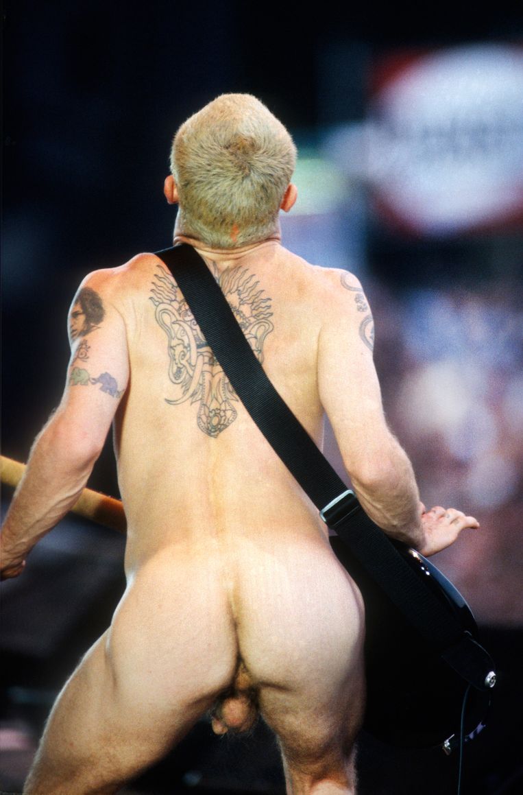 De naakte Flea van Red Hot Chili Peppers op Torhout-Werchter, 1996. Beeld gie Knaeps