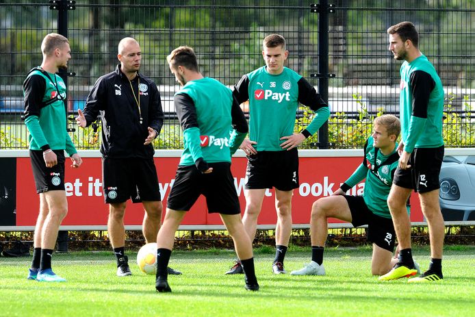Danny Buijs instrueert zijn spelers tijdens de training van FC Groningen deze week.