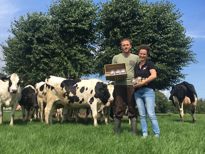 Marja Joosen maakt het ijs van de melk van haar eigen koeien. Links haar man Ruud.