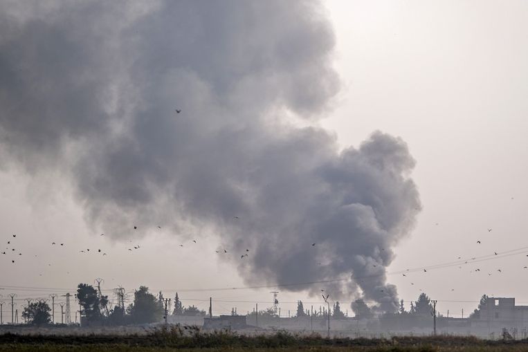 Rookpluimen stijgen op na een bombardement door de Turkse luchtmacht op de Noord-Syrische stad Tal Abyad. 
 Beeld AFP