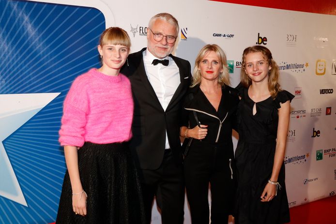 An Miller met haar partner Filip Peeters en hun dochters: Louisa en Leonce.
