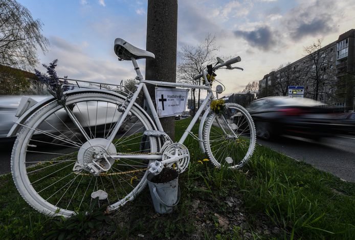 Een witte ‘ghost bike' voor een dodelijk verkeersslachtoffer op de fiets, hier in de stad Dresden.