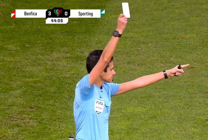 De scheidsrechter trekt een witte kaart in een vrouwenduel tussen Sporting Lissabon en Benfica.