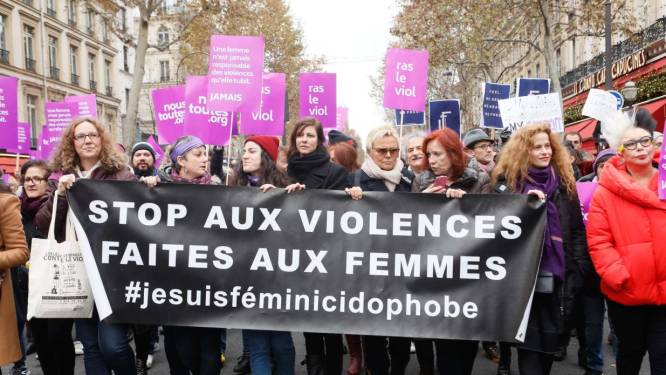 Muriel Robin et d'autres actrices dans la rue contre les violences sexistes