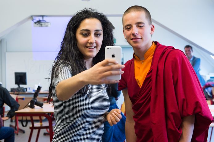 Monnik Giel kwam in 2015 ook al even naar ons land en trok toen naar college Hagelstein in Sint-Katelijne-Waver, voor een klasgesprek.