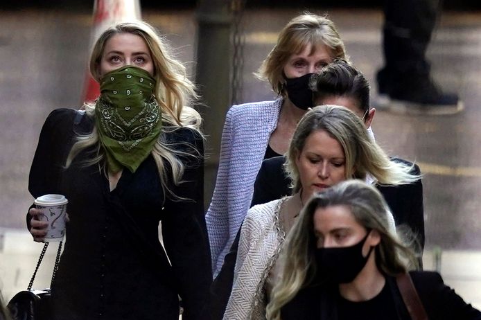 Amber Heard (met groen sjaaltje), komt aan op de vierde procesdag: "Ze vond het een fijn idee dat ik het monster was", verklaarde haar ex-man.
