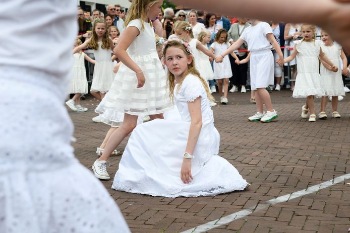 Twee jaar kon niet, maar dit jaar zongen en dansten de Pinksterbruidjes eindelijk weer in onder de kleurrijke Pinksterkroon op het Dorsetplein.
