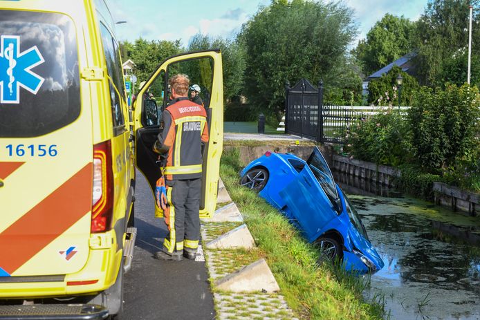 Zondagochtend raakte een automobilist te water langs de Korte Waarder in Nieuwerbrug. Duikteams uit Gouda en Ter Aar werden opgeroepen voor het ongeluk, maar dat van Woerden niet.