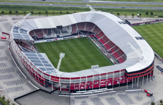 Het ingestorte dak van het AFAS Stadion.