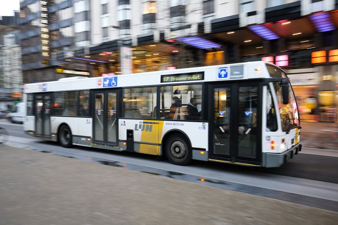 Een bus van De Lijn in Antwerpen. De Vlaamse vervoersmaatschappij focuste de voorbije jaren vooral op hybride bussen, die zowel op elektriciteit als op diesel werken.