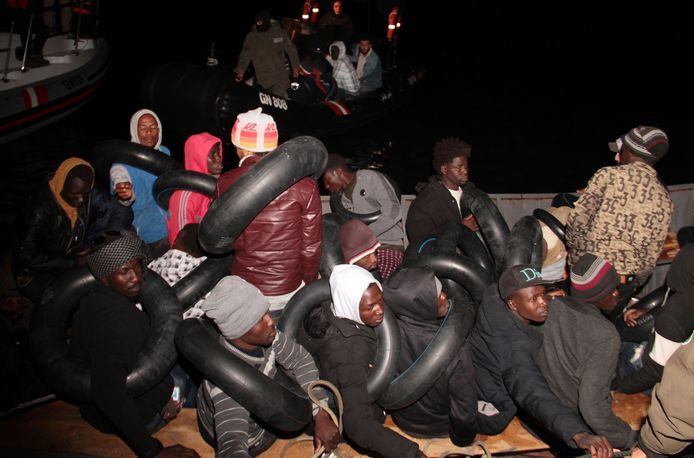 Afrikaanse migranten die Italië proberen te bereiken, worden tegengehouden door de Tunesische autoriteiten nabij de kust van Sfax, Tunesië.