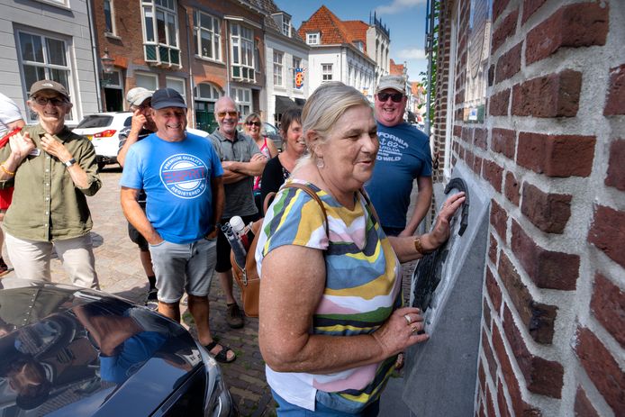 Annelies van der Sanden (links) met deelnemers aan de wandeling voor mensen met een visuele beperking. Zij mochten voelen aan beelden en gebouwen.