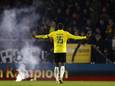 Cuco Martina vraagt het publiek zich te gedragen als tijdens NAC - Willem II voor de tweede keer voorwerpen op het veld worden gegooid.