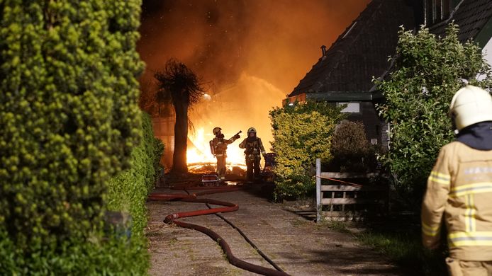 Een grote blokhut bij een woning aan de Weg naar Voorst bij Zutphen is in vlammen opgegaan.